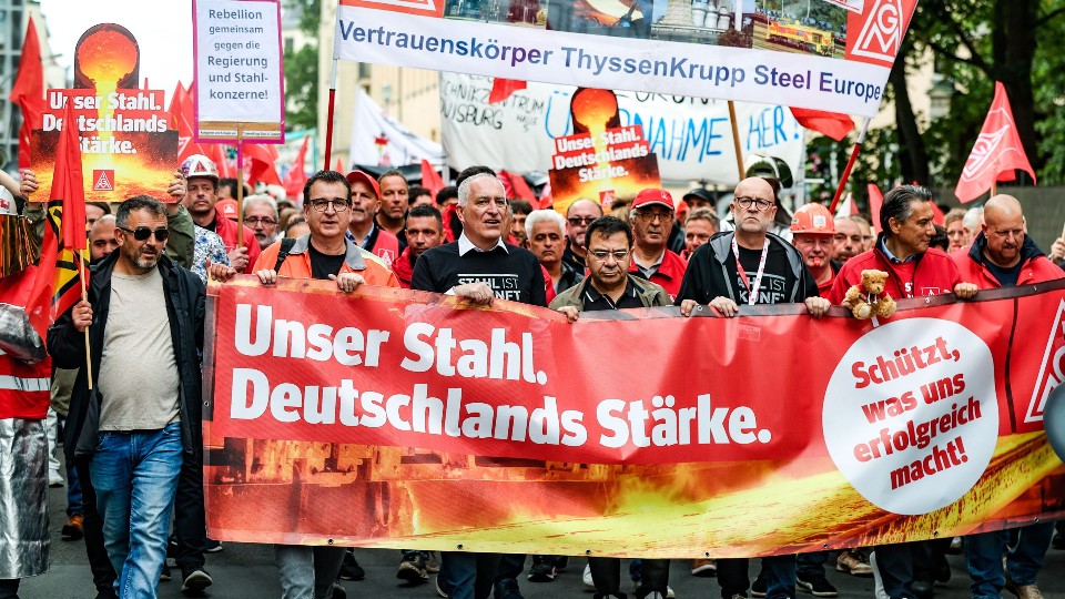 Stahldemo vor Wirtschaftsministerium – Beschäftigte machen Druck in Berlin